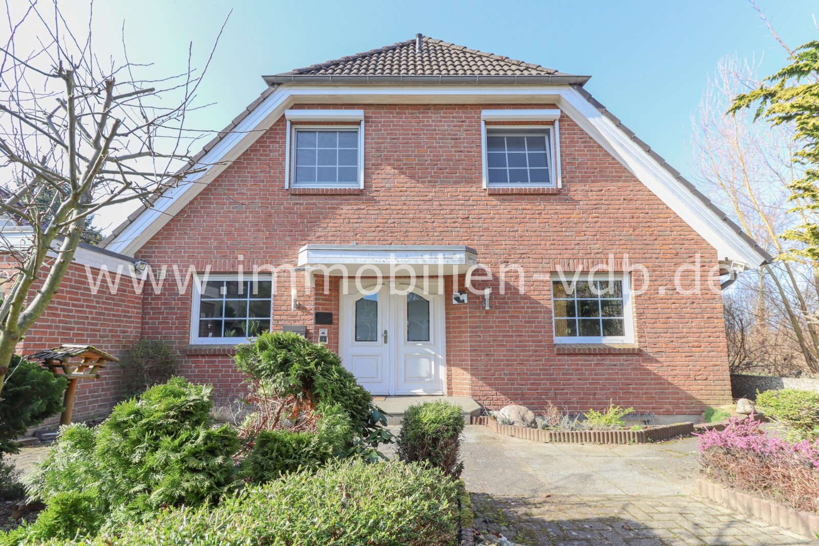 Gepflegtes Familienhaus in Feldrandlage: PV-Anlage, Speicher, Fußbodenheizung, Pelletofen. Sackgassenlage in Barsbüttel. Garage, Carport, Vollkeller